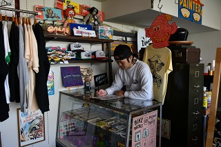 ●刺激を受ける蔵の町の建物や看板の画像